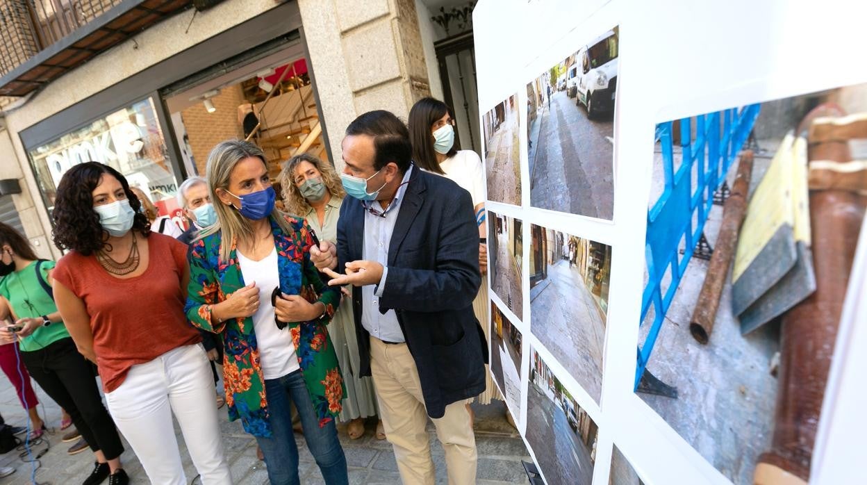 Milagros Tolón, acompañada de Noelia de la Cruz, ha inaugurado la obra de la calle Comercio