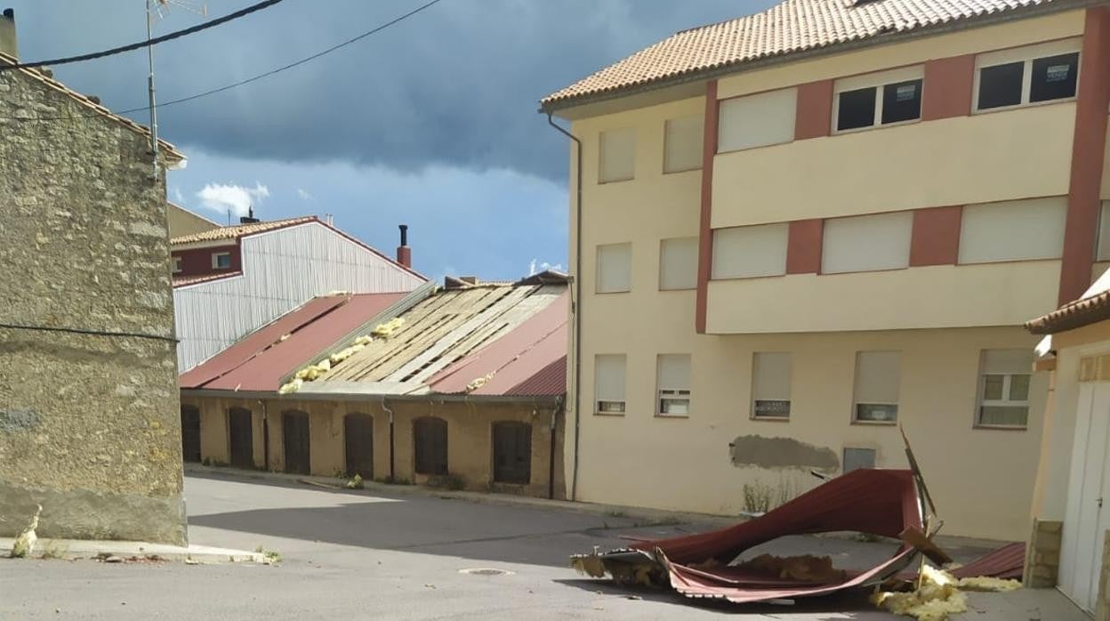 Imagen de los daños materiales provocados por un tornado en Vilafranca