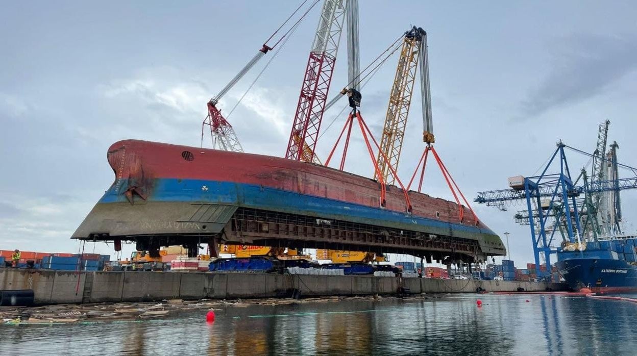 Imagen de las tareas de izado del buque que volcó en el puerto de Castellón