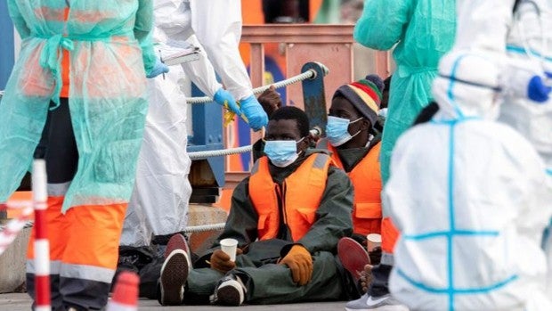 Al menos tres muertos al volcar una lancha neumática al norte de Lanzarote