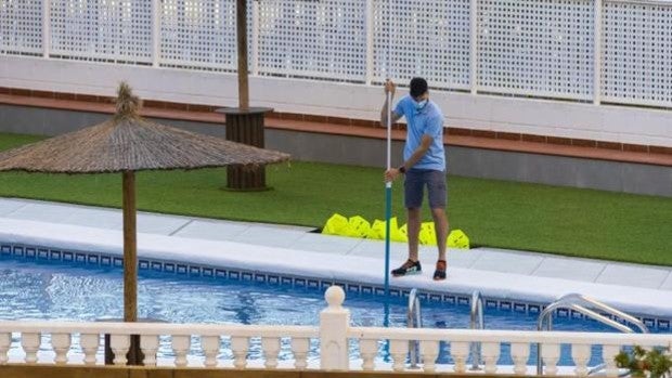 Muere un hombre de 50 años tras tirarse a una piscina con poca agua en Benissa