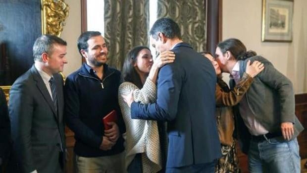 Garzón, flanco débil de la crisis de Gobierno tras ser desacreditado por Sánchez