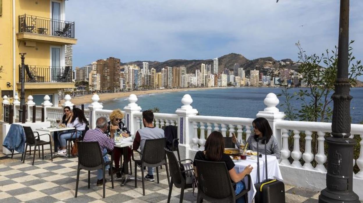 Clientes en la terraza de un bar en Benidorm