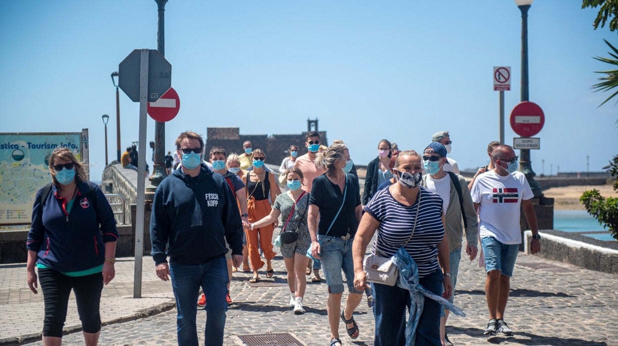 Grupo de turistas en una visita en Arrecife