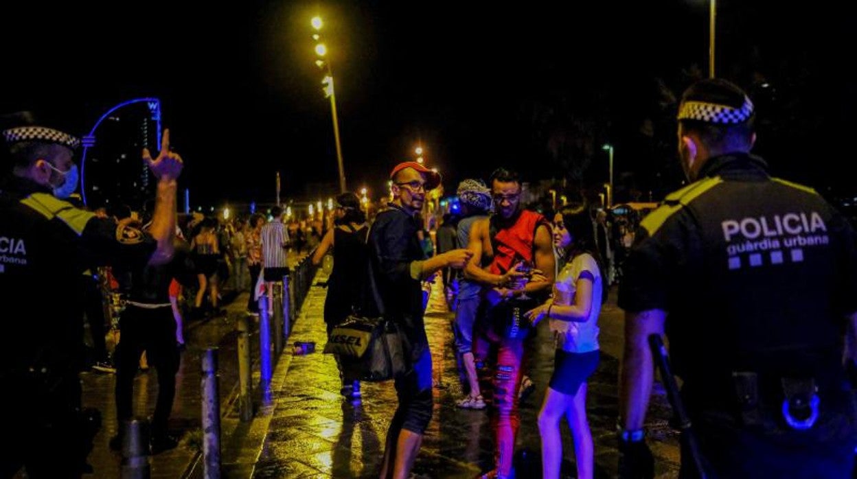 Efectivos policiales desalojando a jóvenes en la Barceloneta, la pasada noche