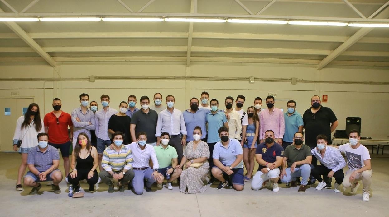 Carlos Velázquez con un grupo de jóvenes de la comarca de Torrijos en la localidad de Escalona