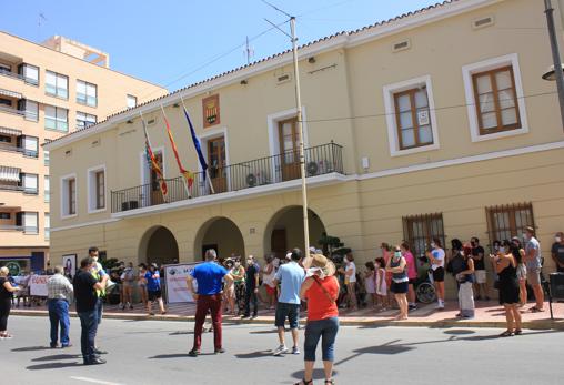 Los manifestantes en la entrada del Ayuntamiento de Mutxamel