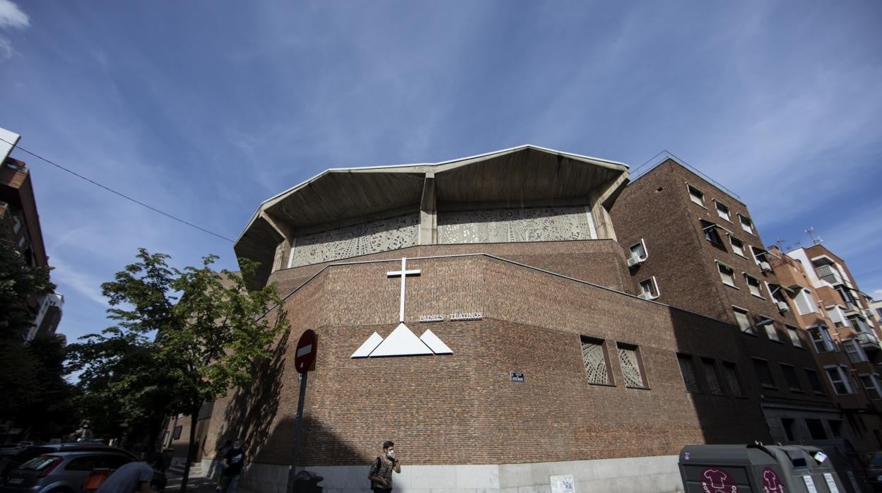 Exterior del templo en el barrio de La Guindalera