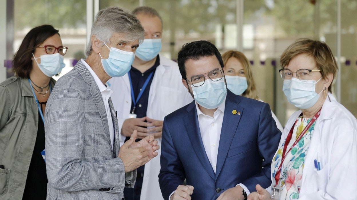 El presidente de la Generalitat, Pere Aragonés (2d), acompañado por el conseller de Salud, Josep Maria Argimon, durante su visita al Hospital de Bellvitge