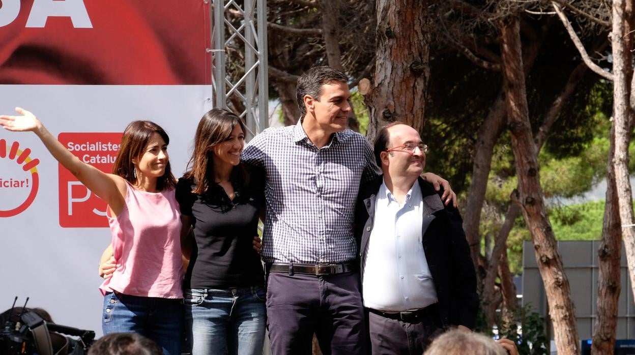 Raquel Sánchez, con el brazo extendido junto a Iceta y Pedro Sánchez en una 'Fiesta de la Rosa' antes de la pandemia