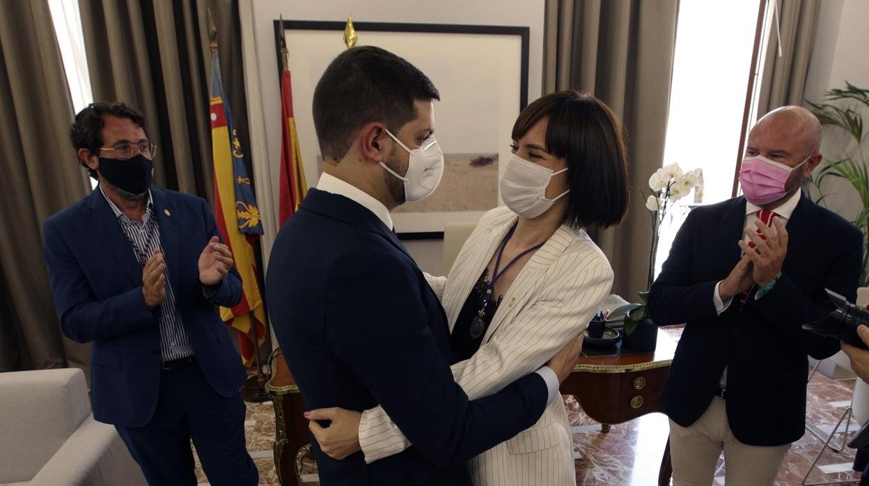 Imagen de la ministra de Ciencia, Diana Morant, antes de abandonar la alcaldía de Gandía y el nuevo alcalde, José Manuel Prieto