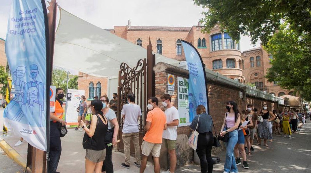 Colas este lunes en el recinto de Sant Pau, uno de los puntos de vacunación de Barcelona