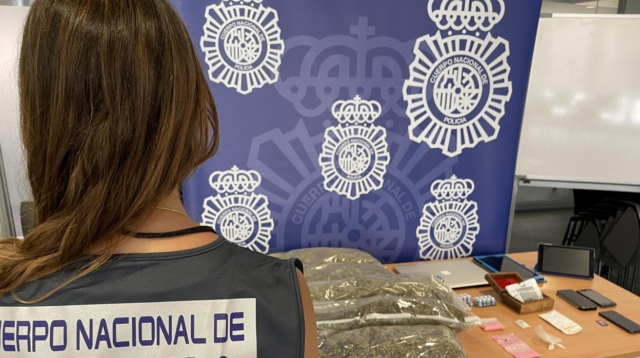 Imagen facilitada por la Policía en la que se ve parte de la droga incautada