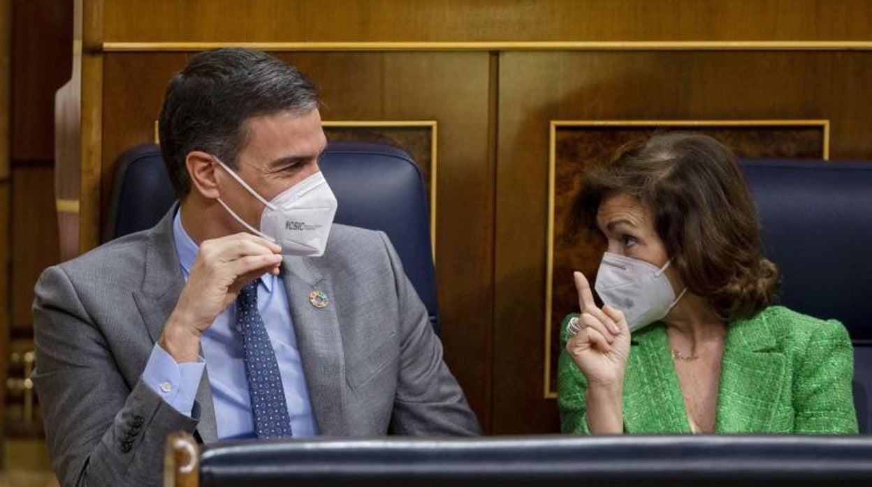 El jefe del Gobierno, Pedro Sánchez, y la vicepresidenta primera, Carmen Calvo, en el Congreso en una imagen de archivo