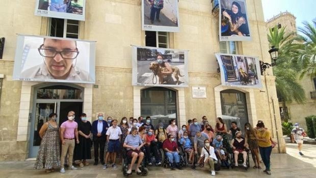 Una exposición muestra en fotografías el casco antiguo de Alicante a través de la mirada de doce vecinos