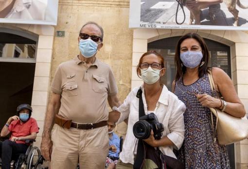 Pilar Cortés con la presidenta de la Asociación de la Prensa de Alicante, Rosalía Mayor y Mariano Soriano, también de la APA