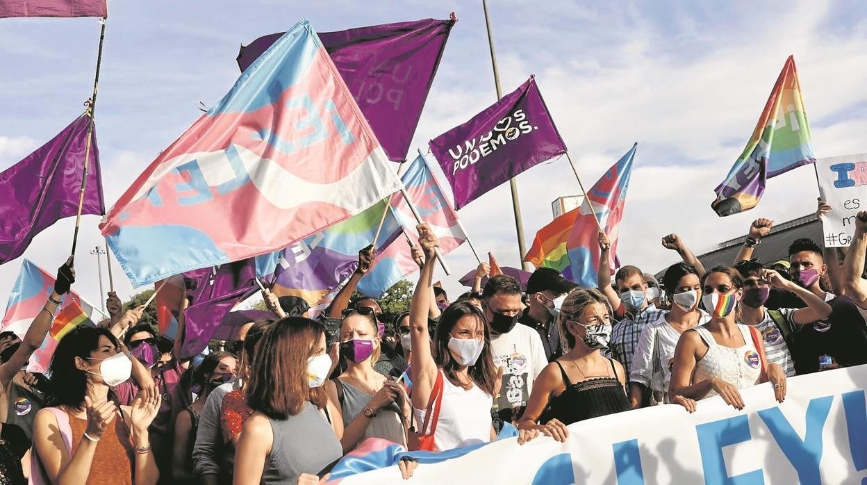 Isabel Serra, Ione Belarra, Irene Montero y Yolanda Díaz, en la manifestación del orgullo LGTBI celebrada en Madrid
