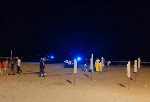 Una patrulla en quad disuelve un botellón el playa