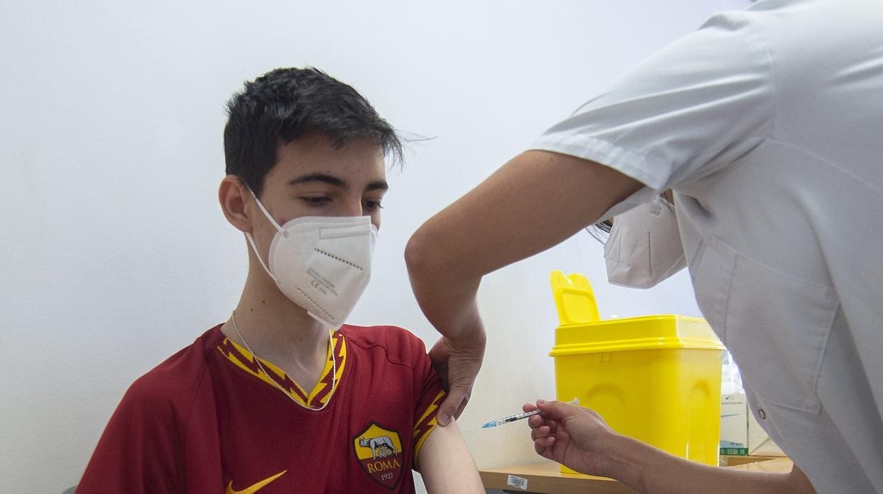 Un joven recibe la vacuna contra el coronavirus en Madrid