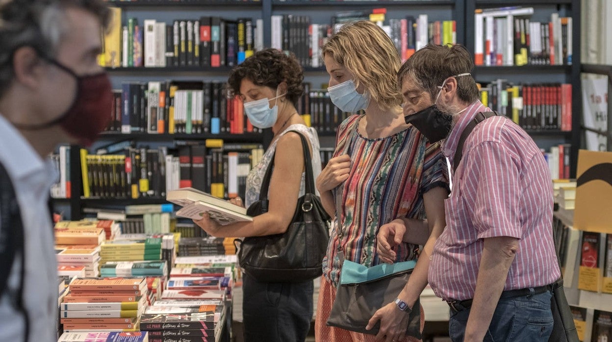 Compradores en una librería el pasado 23 de julio, Sant Jordi de verano