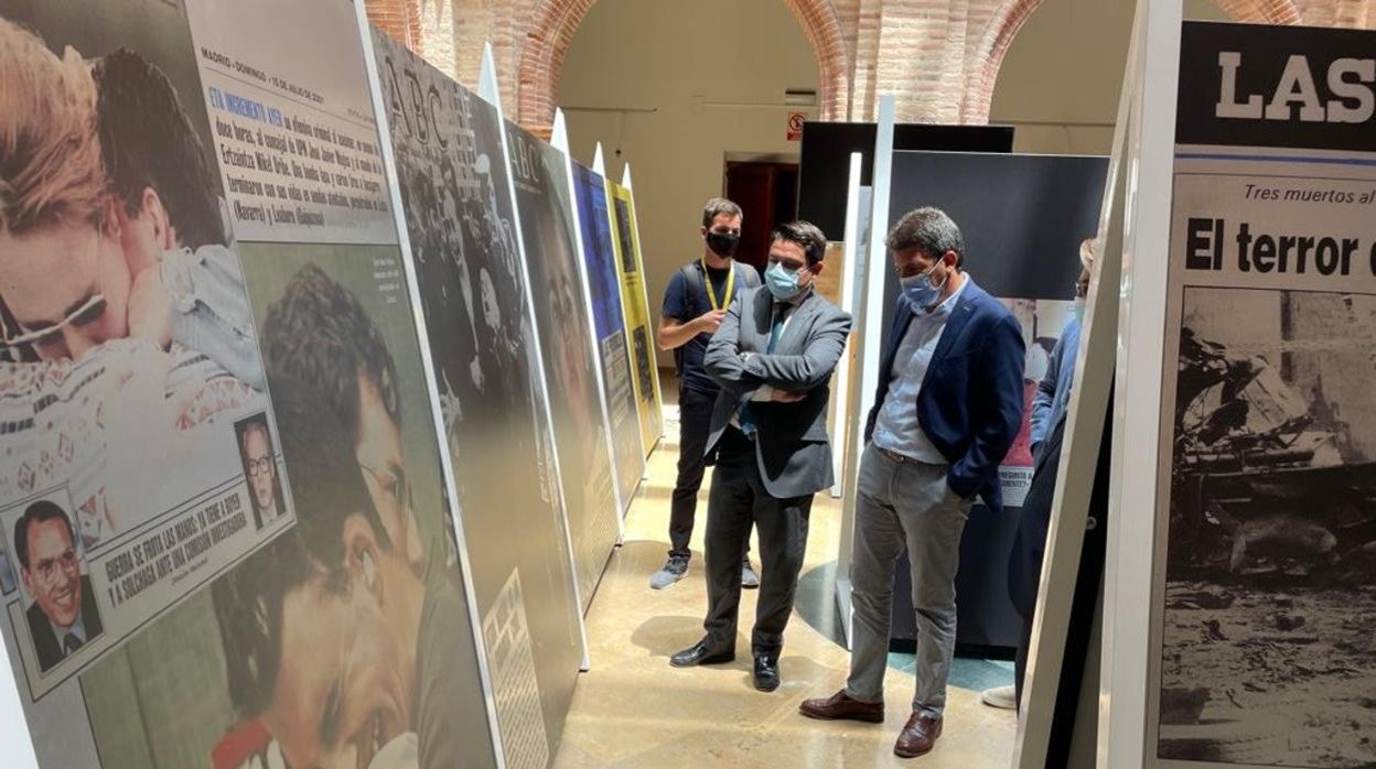 Carlos Mazón observa algunas páginas de periódico publicadas sobre noticias relacionadas con el terrorismo, en la exposición abierta en Valencia