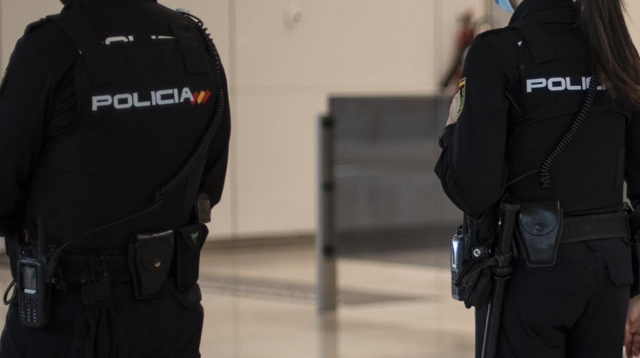 Dos agentes de la Policía Nacional patrullan por el aeropuerto de Barajas