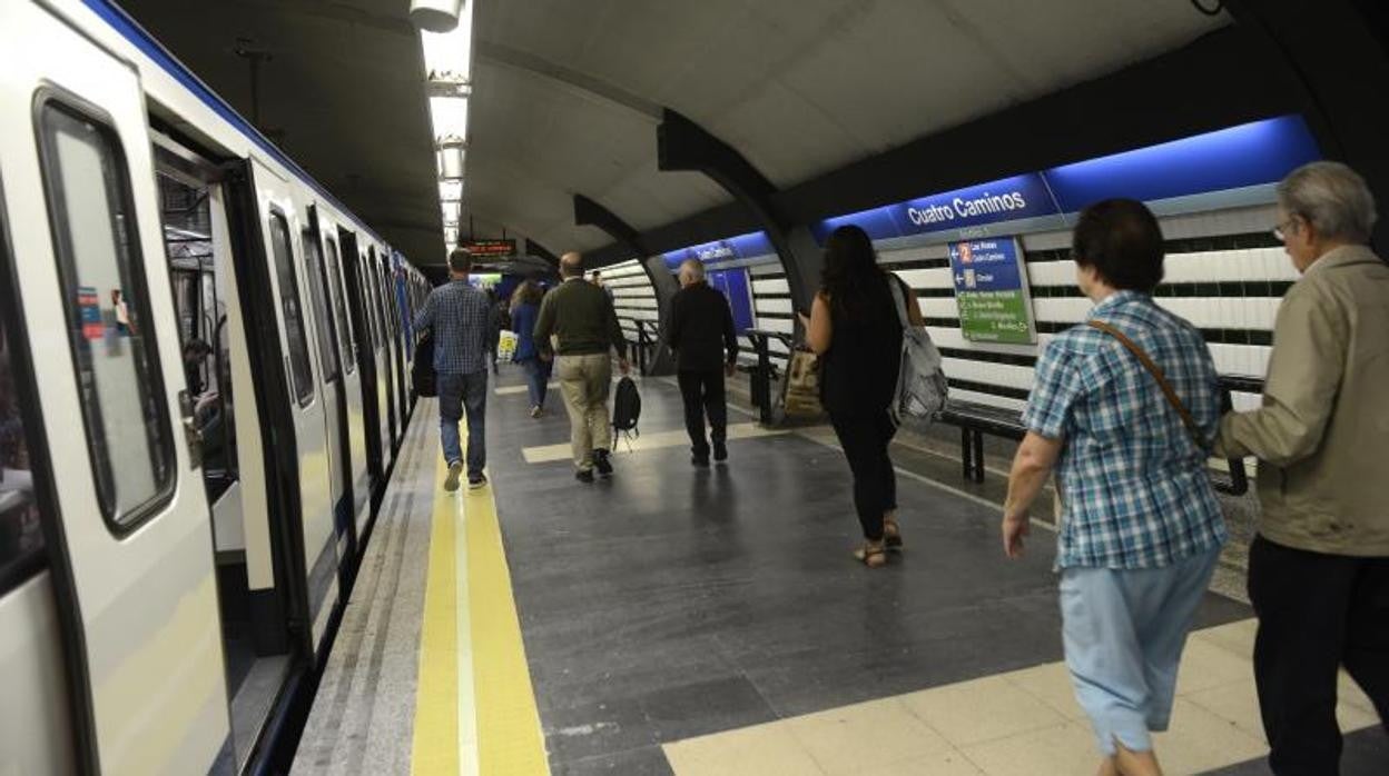 Varios viajeros caminan por la estación de Cuatro Caminos