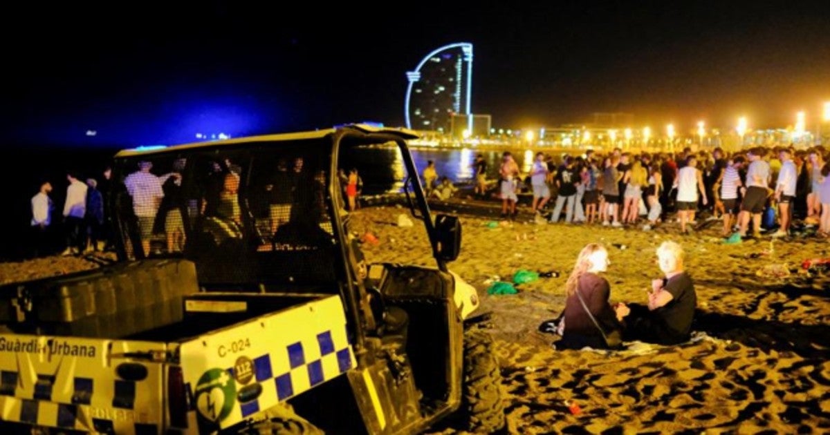 Decenas de jóvenes, hace unos días en una playa barcelonesa