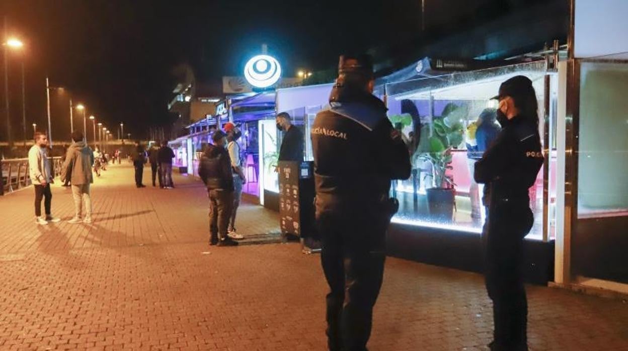 Dos agentes vigilan el puerto de Sanxenxo