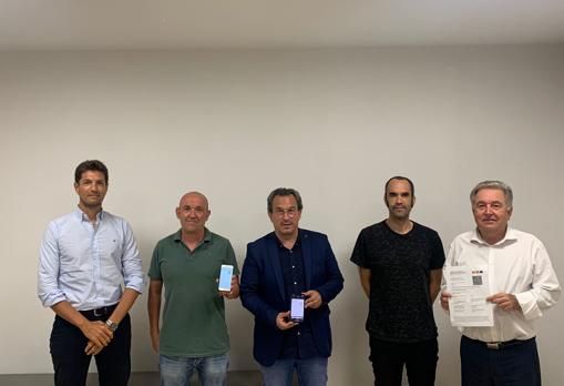 Representantes del sector de los espectáculos y conciertos, mostrando el certificado Covid Digital europeo