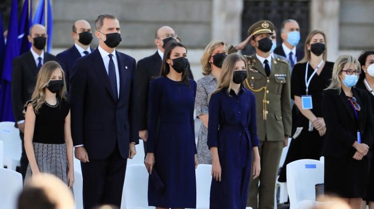 Los Reyes, junto a la Princesa de Asturias y al infanta Sofía, durante el homenaje de Estado a las víctimas de la pandemia de coronavirus en 2020