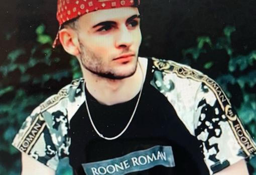 Isaac, la víctima, en otra imagen