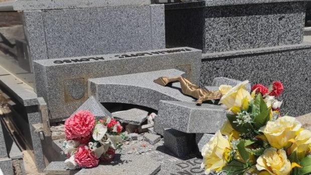 Unos vándalos causan daños en una quincena de sepulturas del cementerio de Camarena