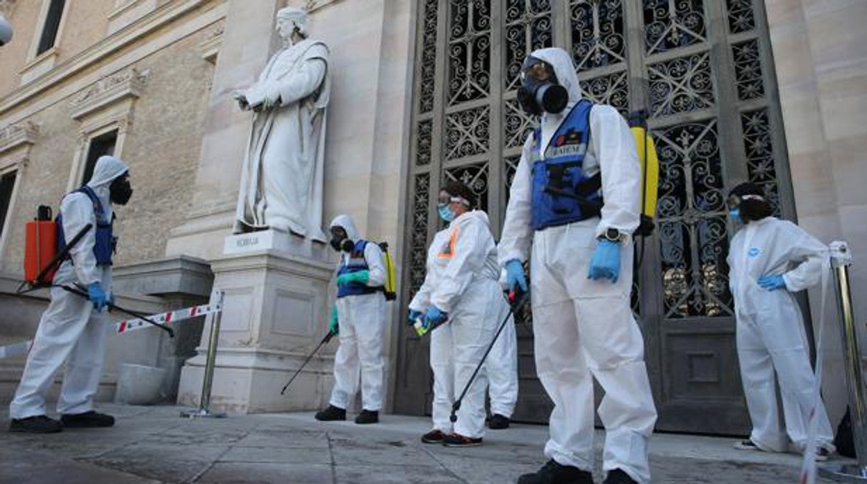 Militares de la UME desinfectan el acceso a la Biblioteca Nacional