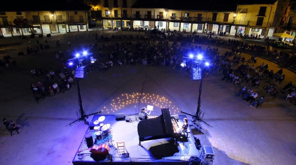 ‘Noche en Blanco y Negro’ en Riaza (Segovia)