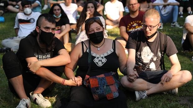 Familia y amigos homenajean en el parque del Oeste al rapero asesinado: «No al odio. Justicia para Isaac»