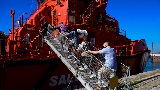 Se mantiene la búsqueda del tripulante santoñés desaparecido al volcar su barco y se estudia incorporar un dron submarino