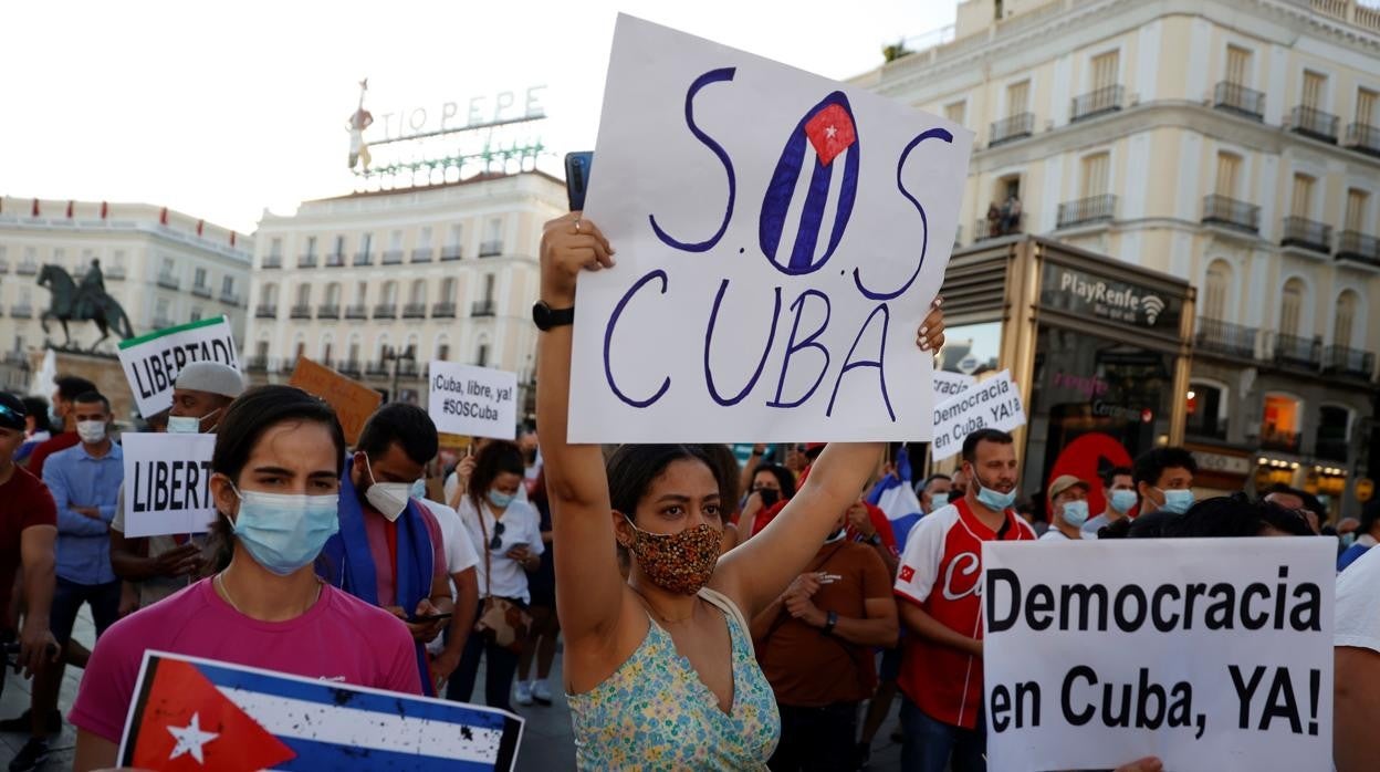 Varias personas participan en la concentración "Por una Cuba libre" frente embajada de Cuba en Madrid