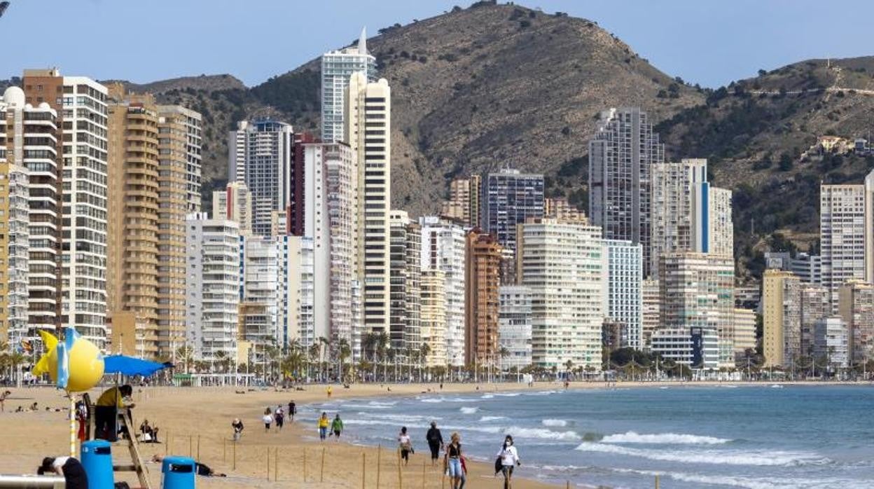 Imagen de la playa de Benidorm sin apenas turistas