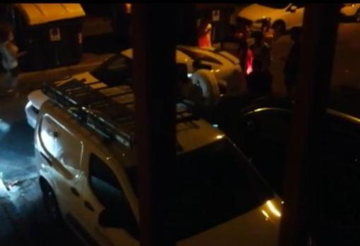 Una de las imágenes de los botellones grabados por una vecina de Entrevías desde su balcón