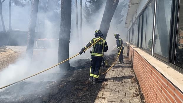 Controlado el incendio de la Dehesa de la Villa que provocó una columna de humo visible a kilómetros