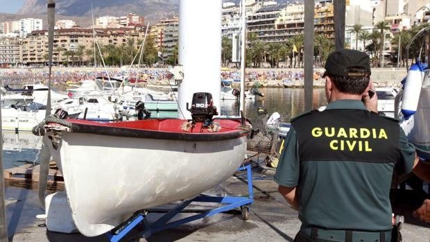 Llega una patera con catorce inmigrantes a la playa de Levante de Benidorm