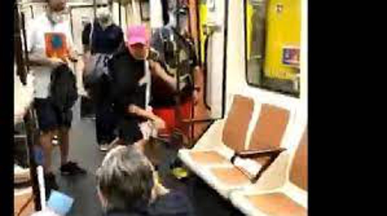 Momento de la agresión del joven al enfermero en el Metro