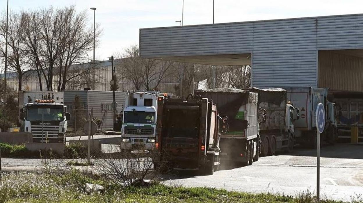 Varios camiones acceden a la planta de residuos de Valdemingómez