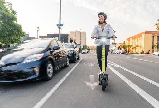 Un nuevo sistema detecta la conducción de patinetes por la acera y los para en tiempo real