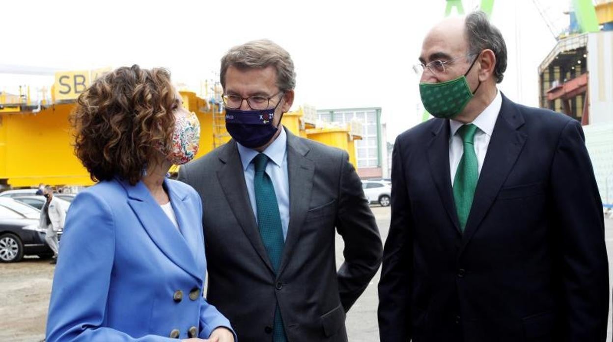 La ministra de Hacienda, María Jesús Montero, conversa con Alberto Núñez Feijóo y el presidente de Iberdrola, Ignacio Galán, hoy en Fene