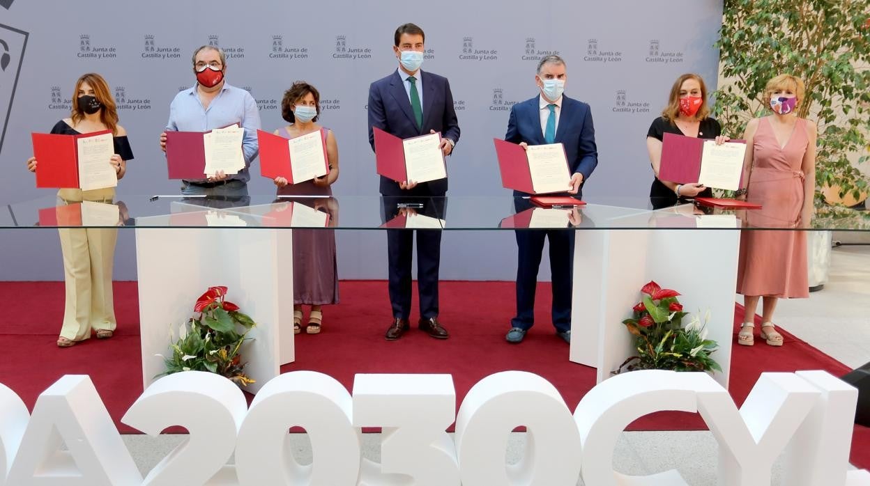 El consejero de la Presidencia, Ángel Ibáñez, firma con las organizaciones sindicales UGT, CCOO y CSIF los acuerdos relativos a Carrera Profesional y Fondos Adicionales para el personal de la Administración de Castilla y León