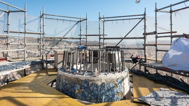 La nueva torre de la Sagrada Familia ya luce su 'trencadís'