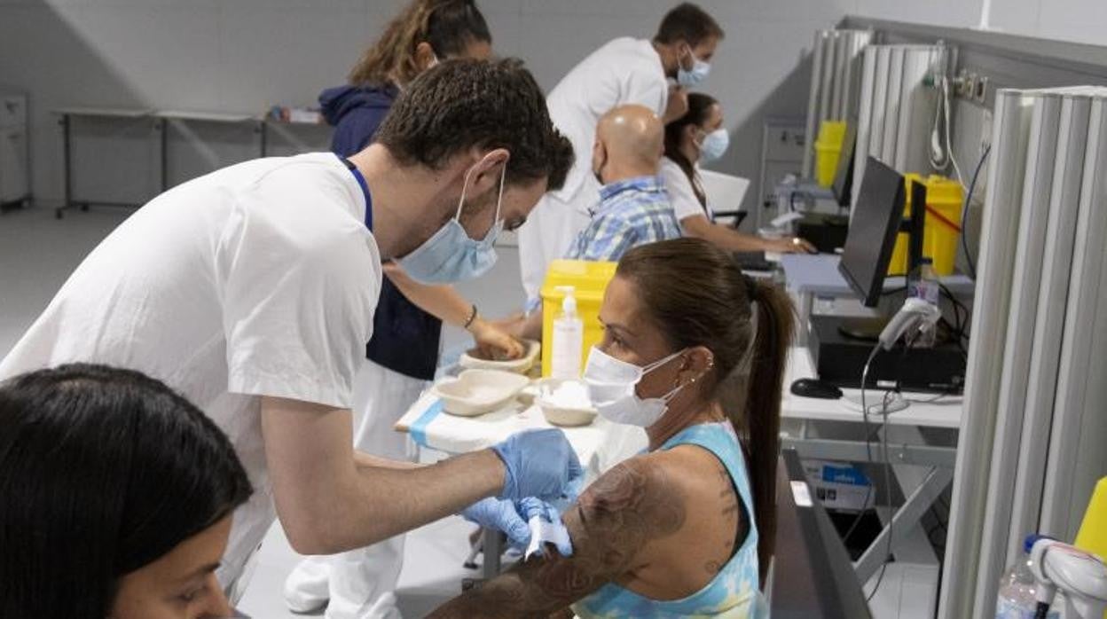 Varios sanitarios vacunan en el Hospital Isabel Zendal