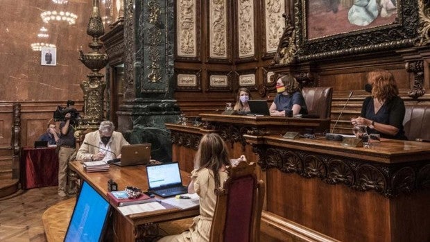 Barcelona repone la foto del Rey en el salón de plenos, tras la obligación del Supremo